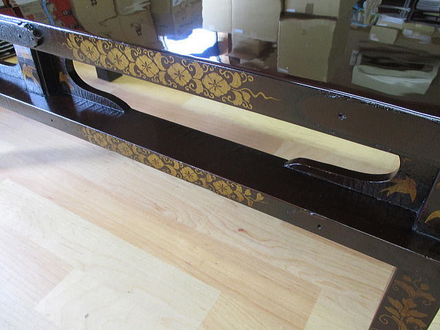 木製の飾り台テーブル　修理後4　模様部分