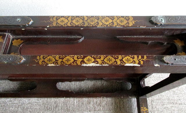 木製の飾り台テーブル　修理前4　模様の部分