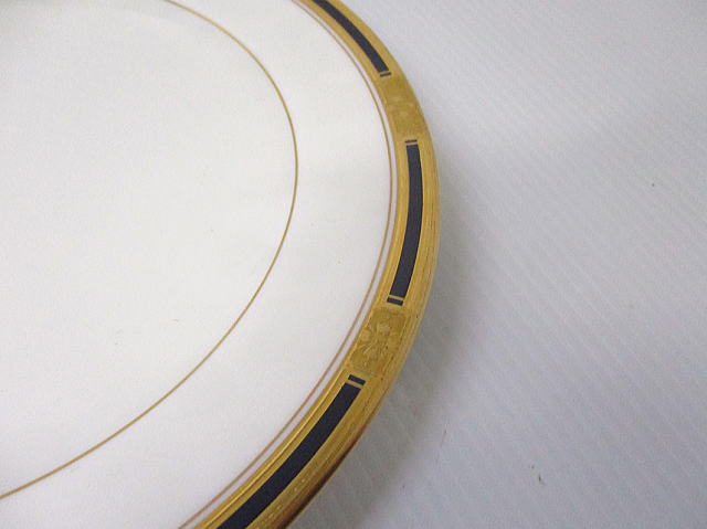 磁器 25.5cm丸皿 (ノリタケ製)の縁の模様