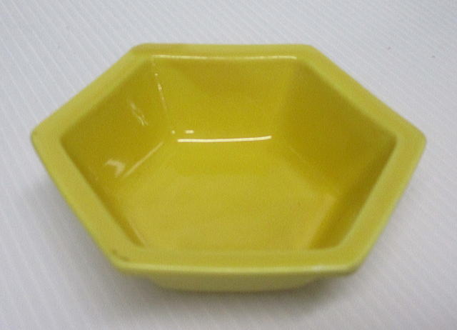 陶器　六角小鉢　黄色の全体の様子