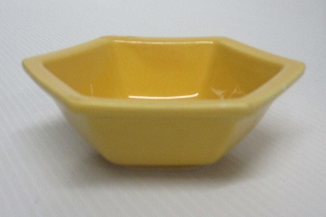 陶器　六角小鉢　黄色を横から見た様子