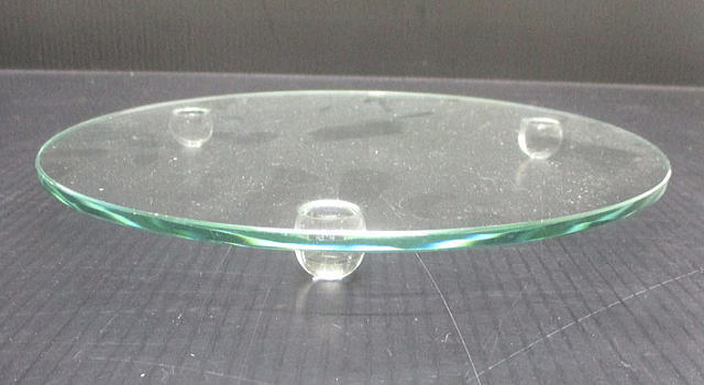 ガラス　三足プレート皿の全体の様子